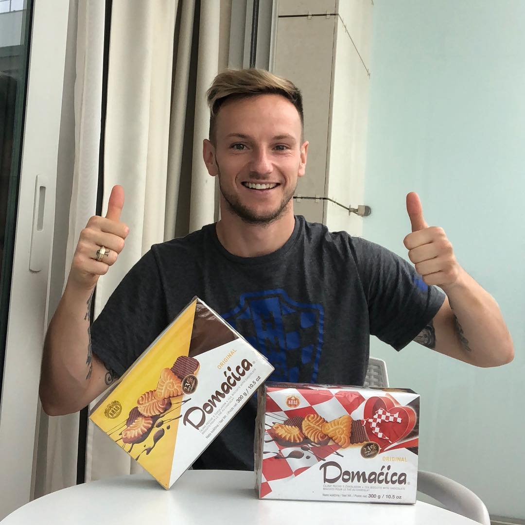 ru_rbc's tweet photo. Футболист сборной Хорватии пообещал сделать татуировку на лбу, если его каманда победит на чемпионате мира по футболу
https://t.co/VjyQivFdSl 

Фото: ivanrakitic / instagram https://t.co/Wv4uWiKUbJ
