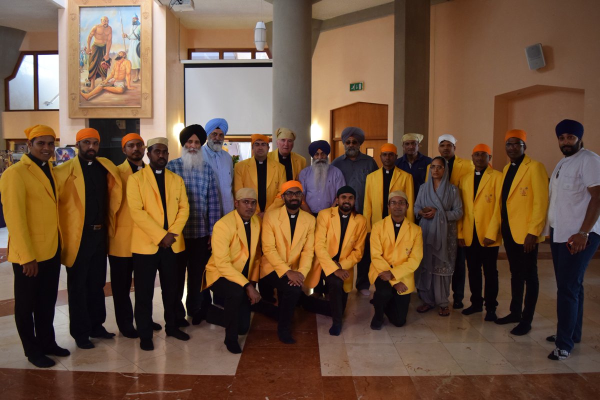 VaticanCricket's tweet photo. St. Peters visiting the Sikh Gurdwara in London.. #eastlondoncricket https://t.co/Xr01swOdAW