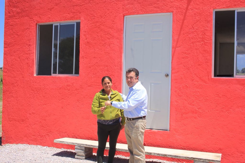 LopezaJuanm's tweet photo. Entregamos una vivienda a Lupita Arellano que el año pasado perdió todo cuando radicaba en Los Cabos y fue afectada por la Tormenta Lidia. El presidente @epn se comprometió a ayudarla y la secretaria @Rosario_Robles_ instruyó atenderla. Hoy en Tepatlaxco cumplimos.@a_saldana_f https://t.co/3J8v1qwCgG