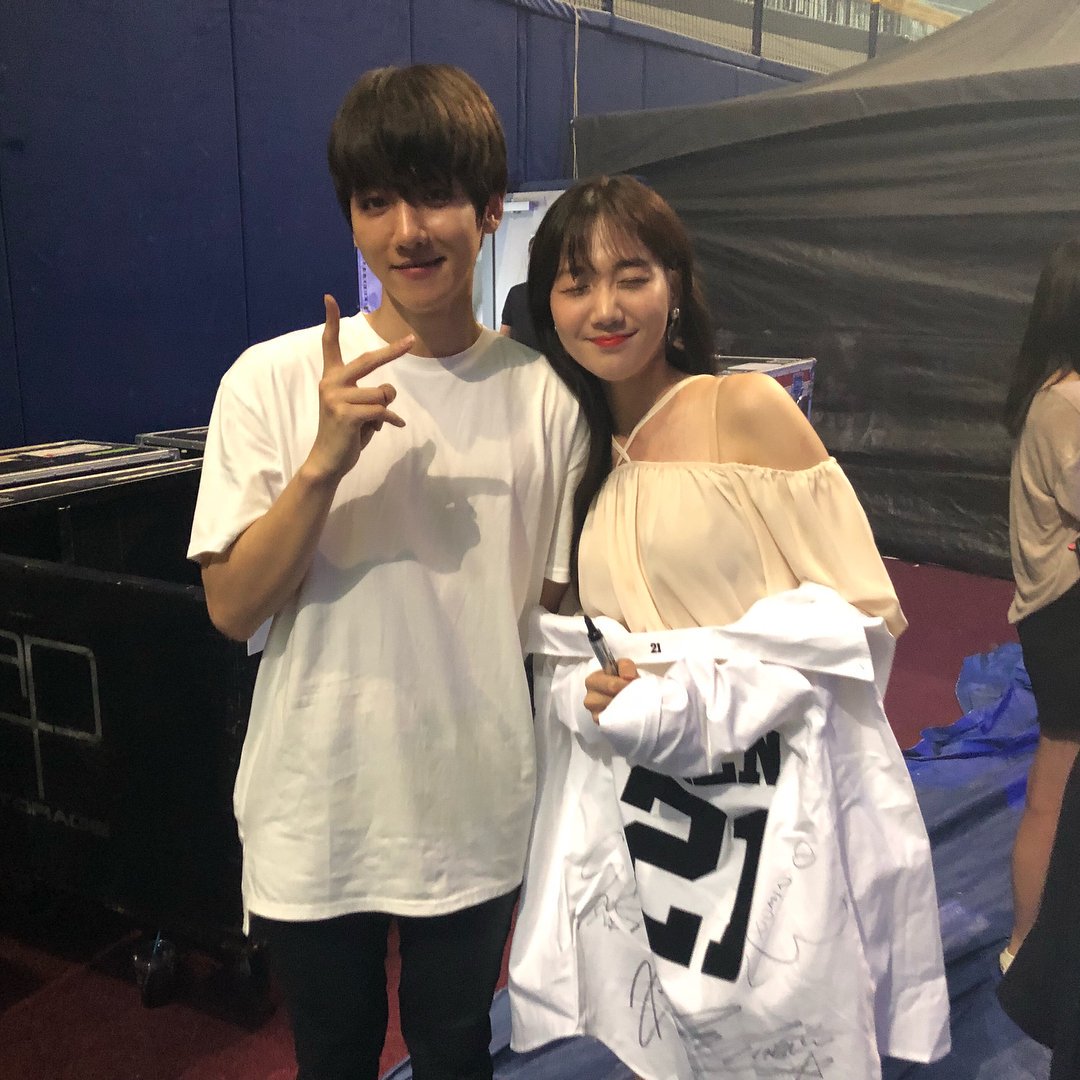 mdzlhcy_'s tweet photo. ถึงจะอิจฉานางแต่กุประทับใจการเก็บแขนไปข้างหลังของสามคนนี้มาก ไม่โดนตัวคับ55555555 https://t.co/b5iEQMwubJ