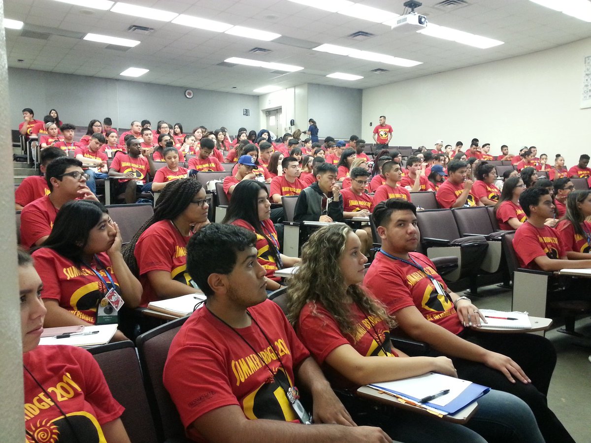 FresnoStateEOP's tweet image. Suppporting the success of our students with financial aid facts with Jim and Si from @FSFinancialAid Thanks for the critical info. #SummerBridge2018 #SB2018