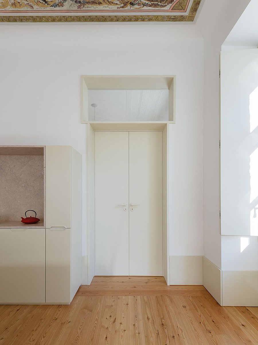 QB_Constructora's tweet photo. Cuando dos #estilos opuestos se combinan correctamente, el resultado es tan espectacular como el de estos apartamentos de Lisboa. El proyecto es obra de Aurora Arquitectura y puedes ver más imágenes aquí 👉🏻 https://t.co/ecEeyfvas9 https://t.co/0Hhj9OtE78