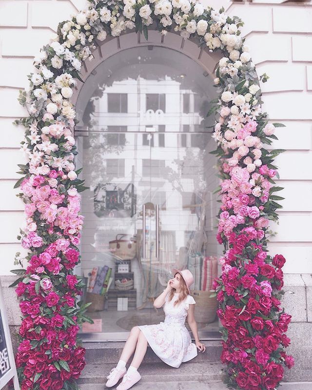 Hi MTV welcome to my crib ✨😚 Check this floral arch at <a href="/coteshop/">côte</a> in Union Square this week 💐 .
.
.
.
#streetchic #dspink #popupshop #flowerart #floweraesthetic #ihavethisthingwithpink #pinkisthenewblack #icapture_nyc #theprettycities #prettiestpastel… ift.tt/2mgZj77