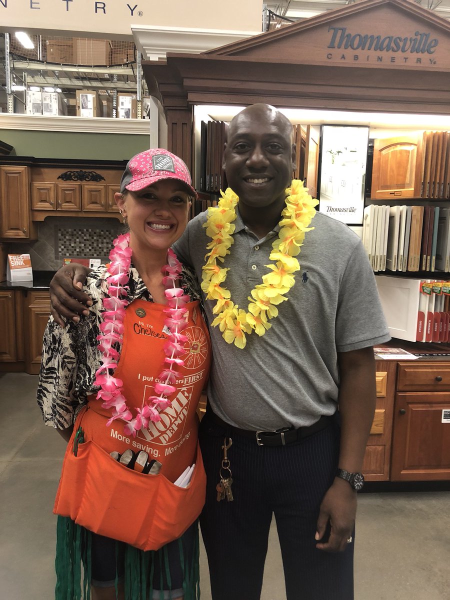 Jer29115's tweet photo. Hawaiian day at work! @HomeDepotWest @AsalazarHD2010 @Katiemschroed @ https://t.co/Y7SqzjeAcj