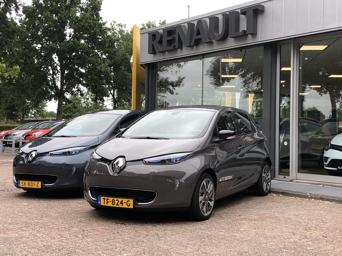 autobeerda's tweet photo. Deze twee Renault Zoe’s rijden morgen mee in de @elfwegentocht #grootsteduurzameparadeooit #LF2018 #elfwegentocht #renault #zoe #elektrisch https://t.co/evByRZ617S
