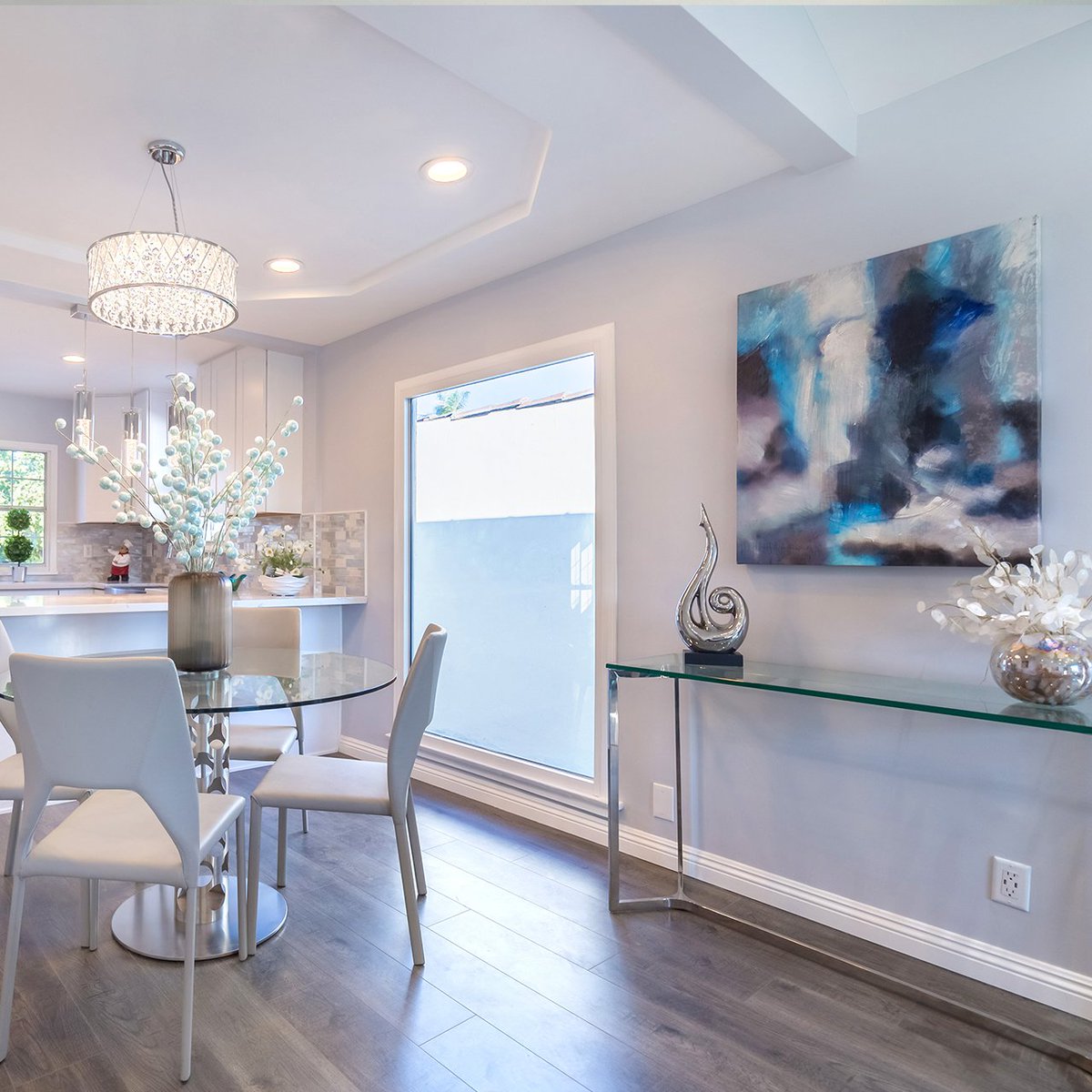 AllaModaDesign's tweet image. Want to brighten your kitchen dining area? The Levine Stylish Round Dining Table features a 12mm tempered clear glass top and silver polished stainless-steel base.