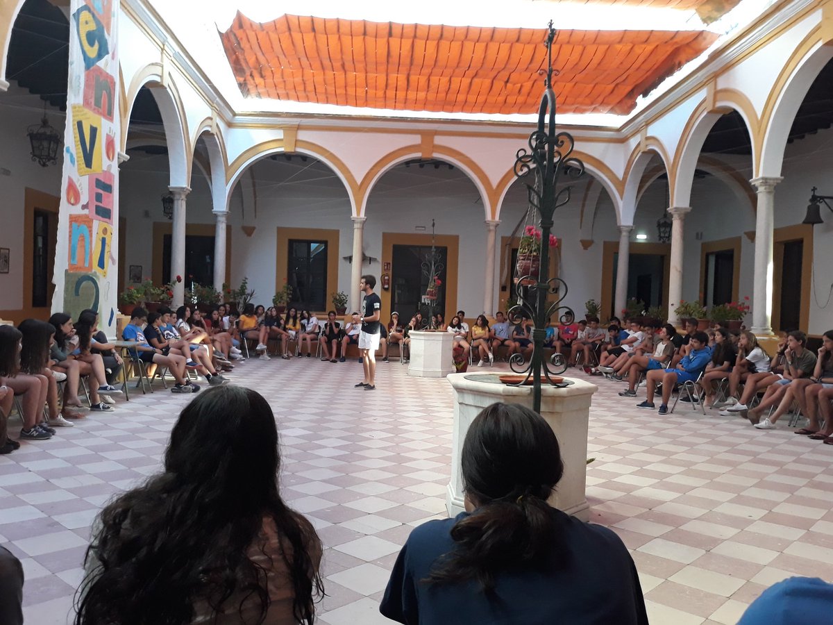 conviGA4's tweet photo. Estamos de asamblea, aportamos todos nuestras ideas para convivir de la mejor forma posible #veranogvx2018 #Davida https://t.co/ZB0P6TKAsf