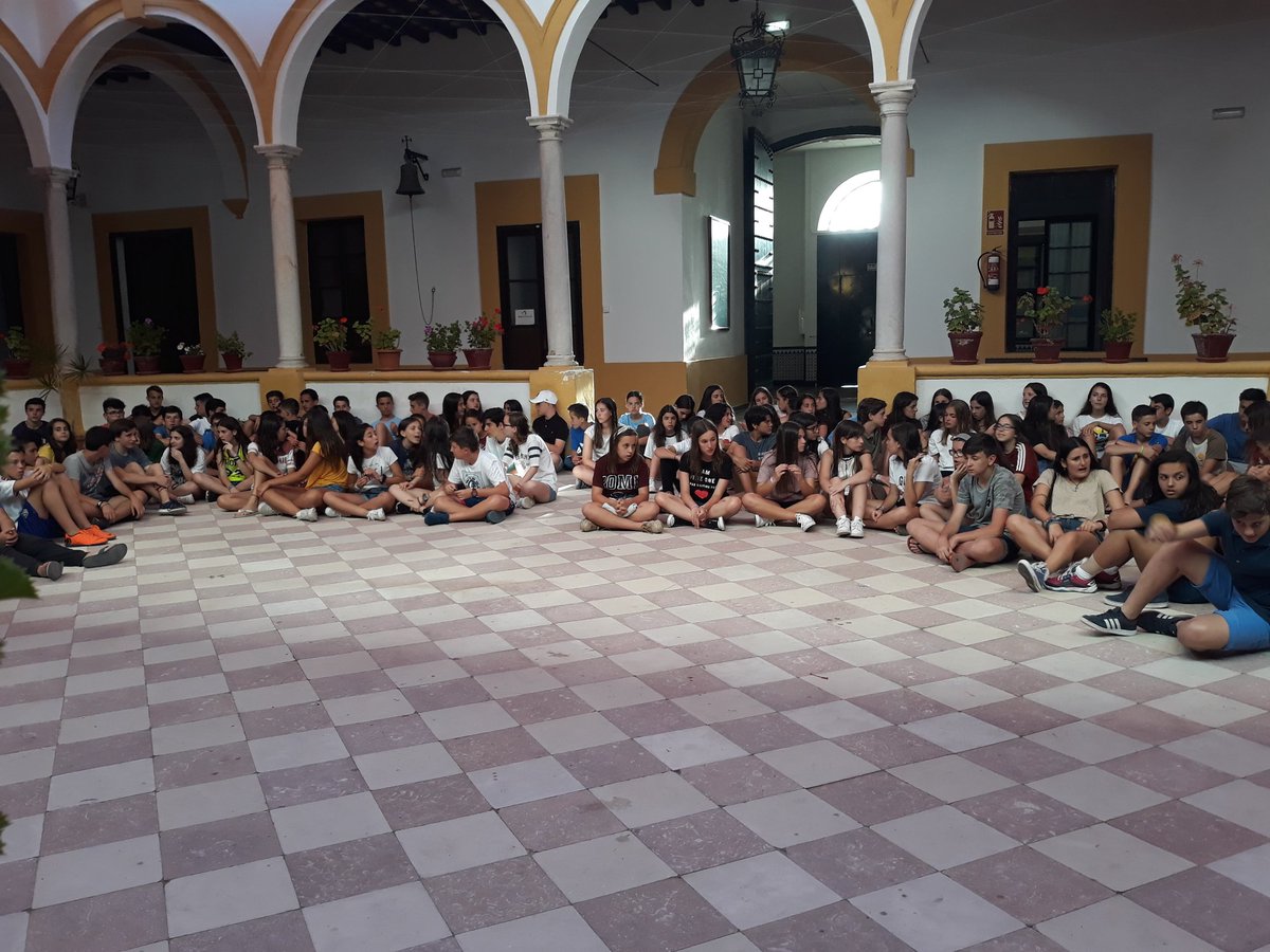 conviGA4's tweet photo. Estamos de asamblea, aportamos todos nuestras ideas para convivir de la mejor forma posible #veranogvx2018 #Davida https://t.co/ZB0P6TKAsf