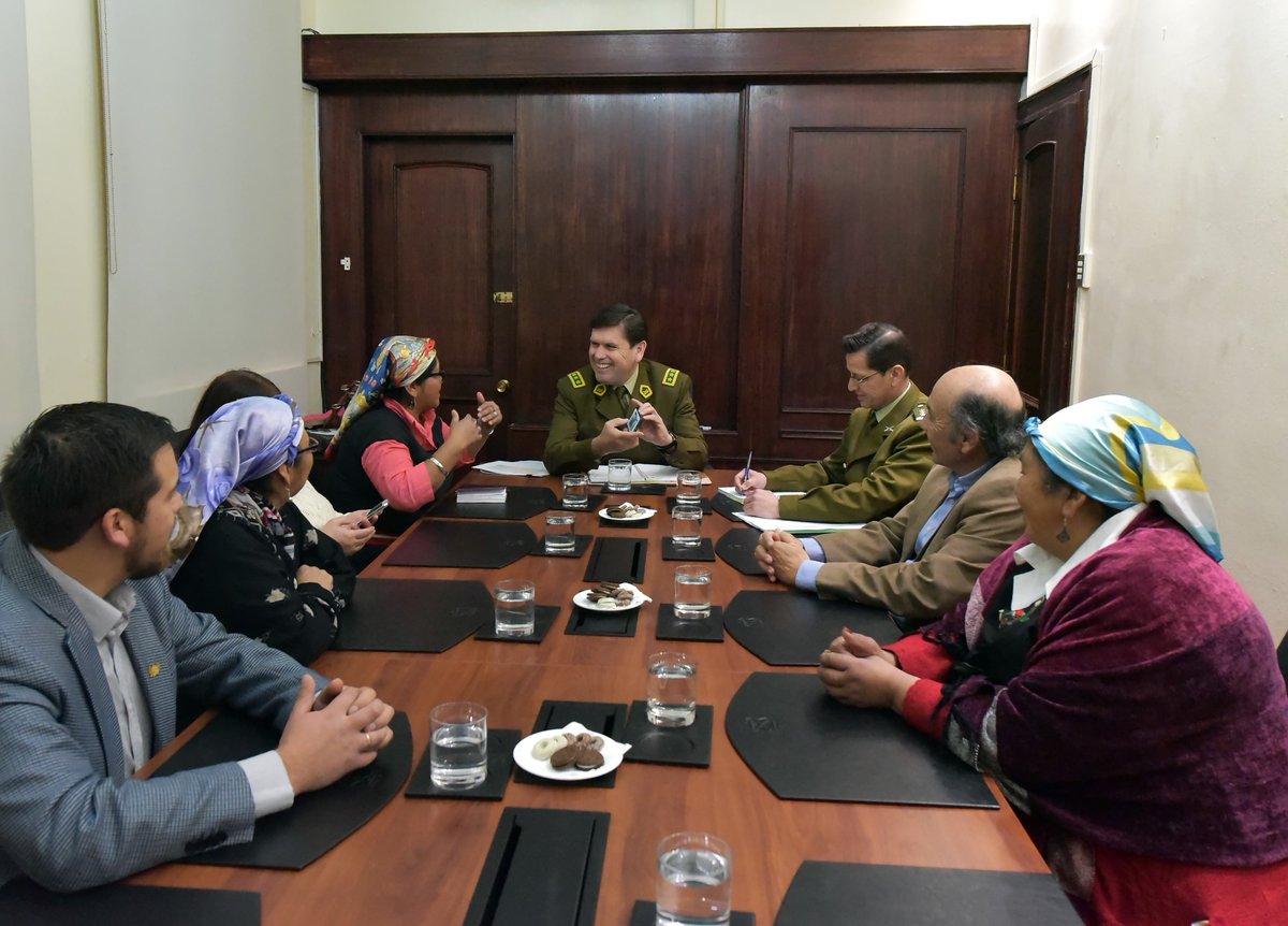 El General Director (S) Alvaro Altamirano sostiene reunión con representantes de 8 comunidades indígenas de la región de Los Lagos. En la oportunidad, Magaly Marileo Manquén invitó a Carabineros al encuentro intercultural #Trafkintu que se desarrollará en agosto en el río Negro.