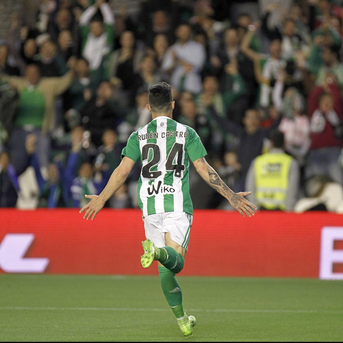 migue_cb's tweet photo. Sosteniendo al equipo en una época bastante oscura y convirtiéndose en #Leyenda con sus goles, gracias por tanto Rulo. Eternamente agradecido!!
148⚽ 🔝 #GraciasRubén https://t.co/1L6h5mRtLd