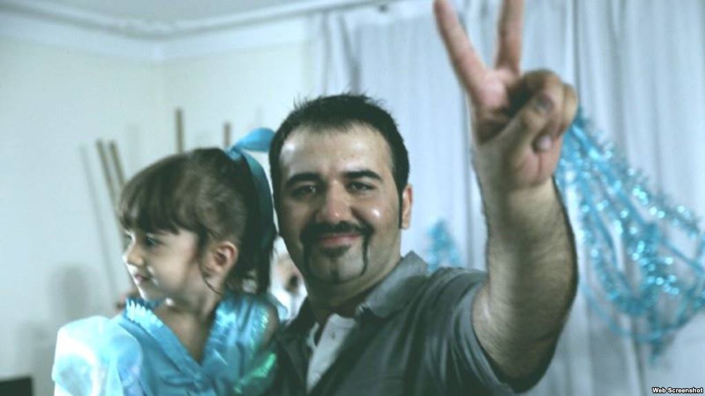 simasepehri95's tweet photo. مرد زندانی می خندید.. شاید به زندانی بودن خویش شاید هم به آزاد بودن ما... 
راستی زندان کدام سوی میله هاست؟؟؟

  #SaveSoheil https://t.co/gx2vmbdL6o
