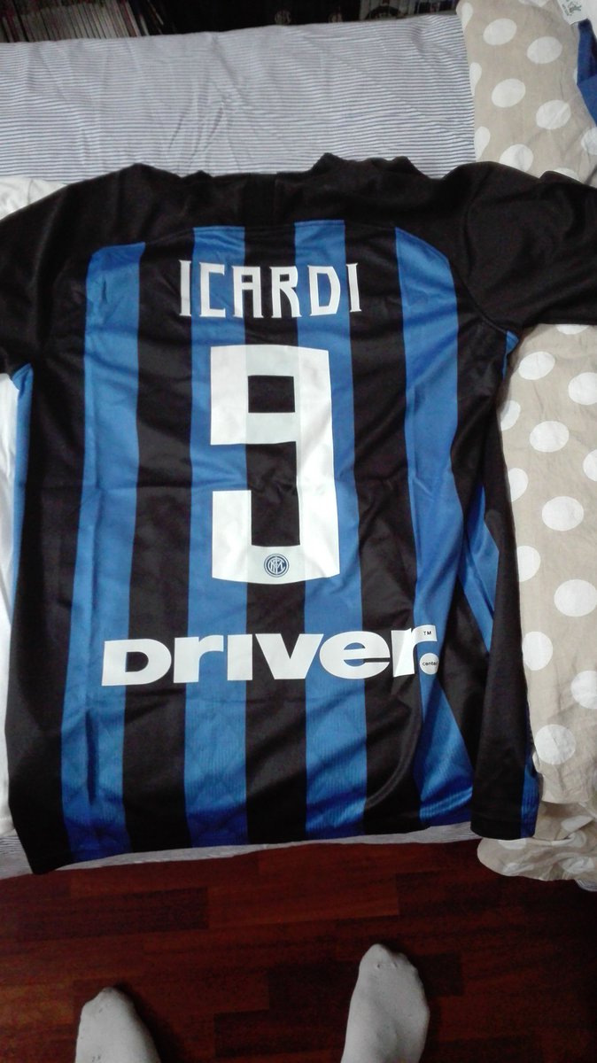 FaggioRedrum's tweet photo. Anche quest'anno vivrò con il tuo nome sulle spalle Capitan @MauroIcardi 🔵🕳 https://t.co/4063JnWkYo