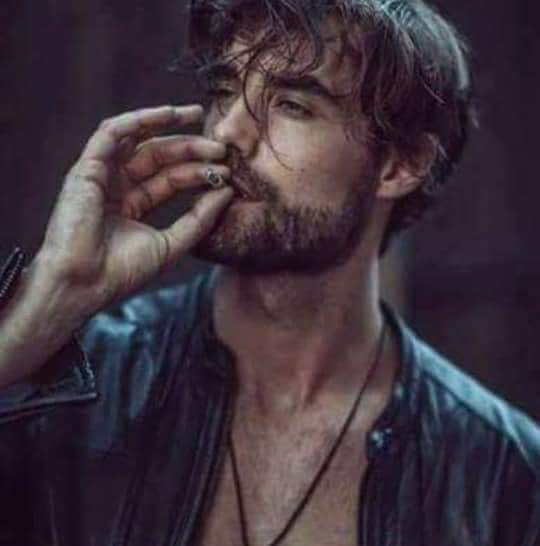 قلبي يدق كا أجراس كنيسه وقلبك مسلم لا يبالي فكم هي معاناتي ولهيب اشواقي واحتراقاتي ليتك تعلم فاانا رهين شوق في خيالاتي