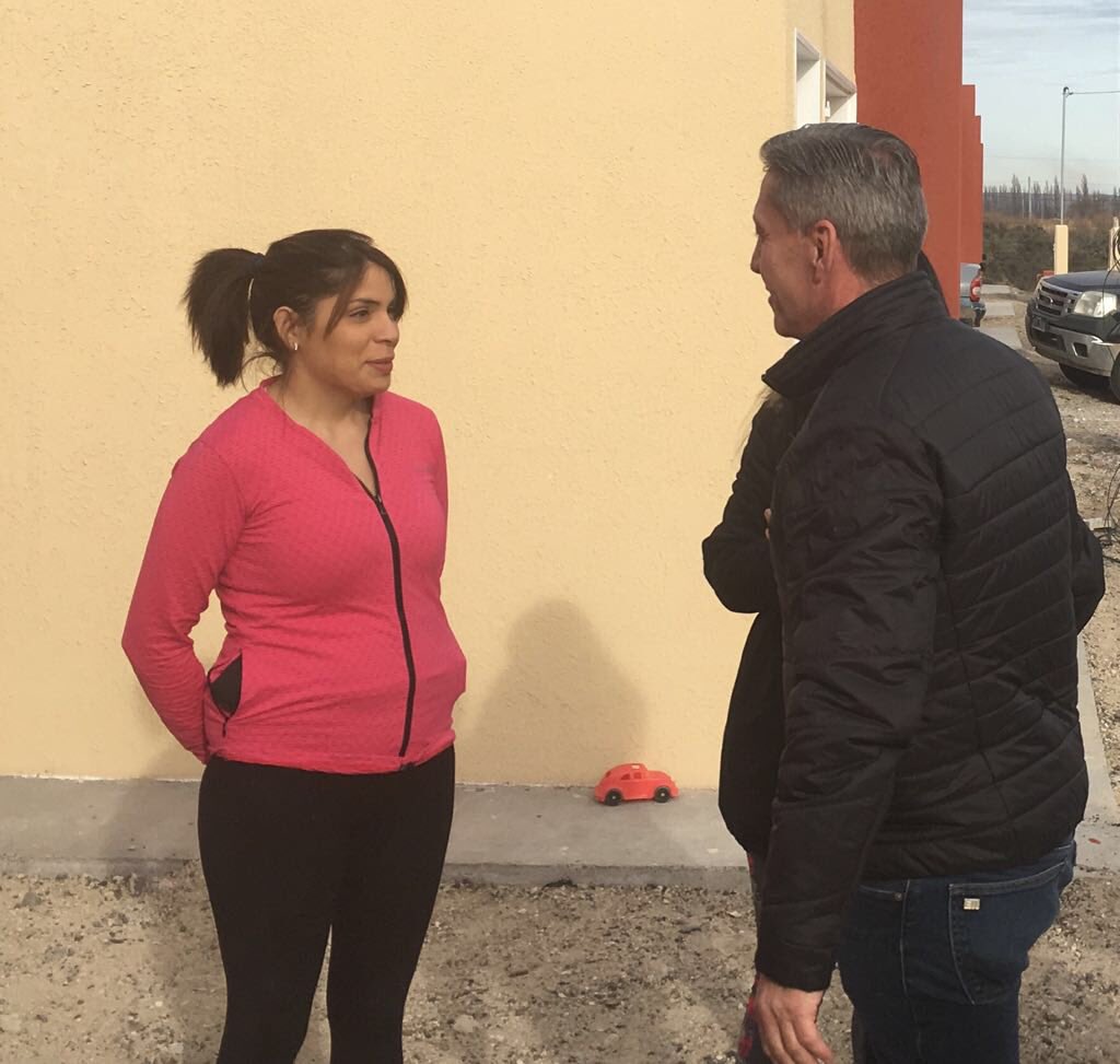 gobiernochubut's tweet photo. #Gaiman| Barrio “10 de Abril” ➡️ Visitamos a la familia Owen-Reyes quienes hace pocos días recibieron la llave de su nueva #Vivienda. También nos estaban esperando las familias Jones, Siden y Millatruz. Gracias por el recibimiento ��️ https://t.co/SXfodlECKM