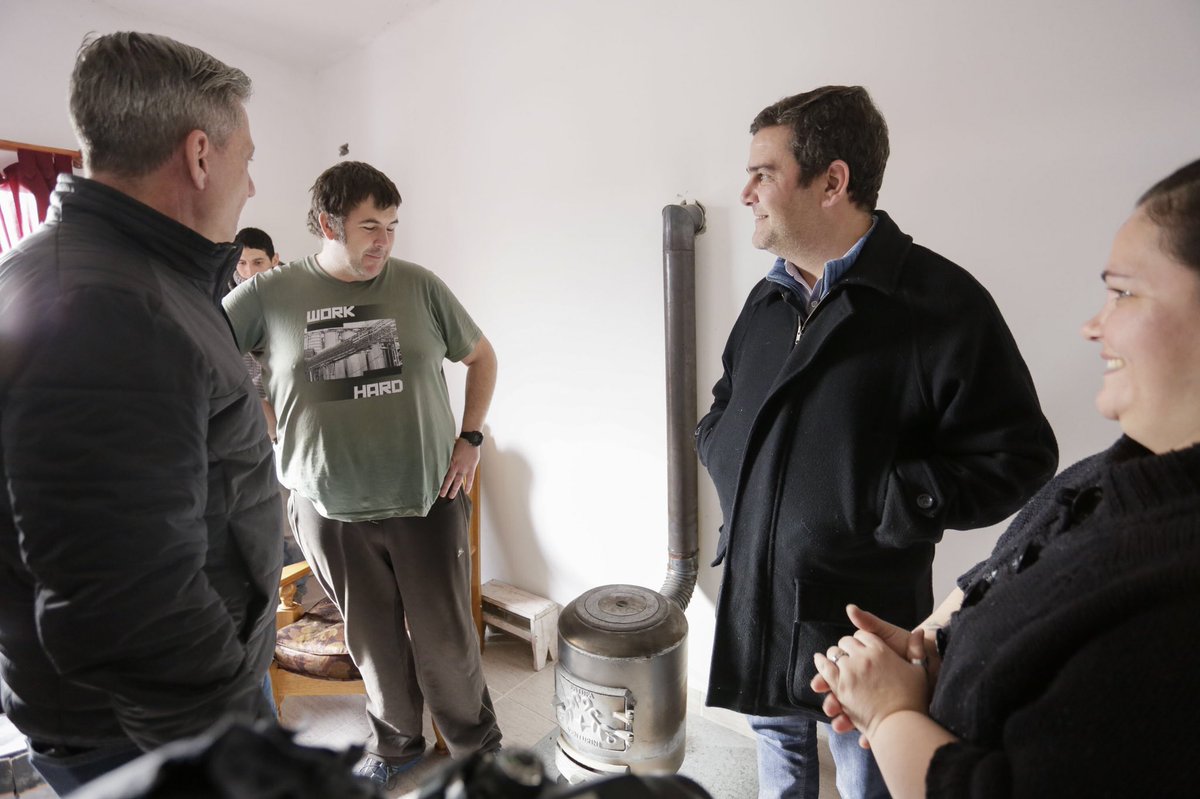 gobiernochubut's tweet photo. #Gaiman| Visitamos a Cristina Alcamán. Conocimos su nuevo #Hogar en el Barrio de Chacras. Ya está haciendo mejoras en la vereda y el patio. Nos contó cómo cambió su vida desde que tiene su casa. #HaciendoChubut https://t.co/YBJJkkSVr4
