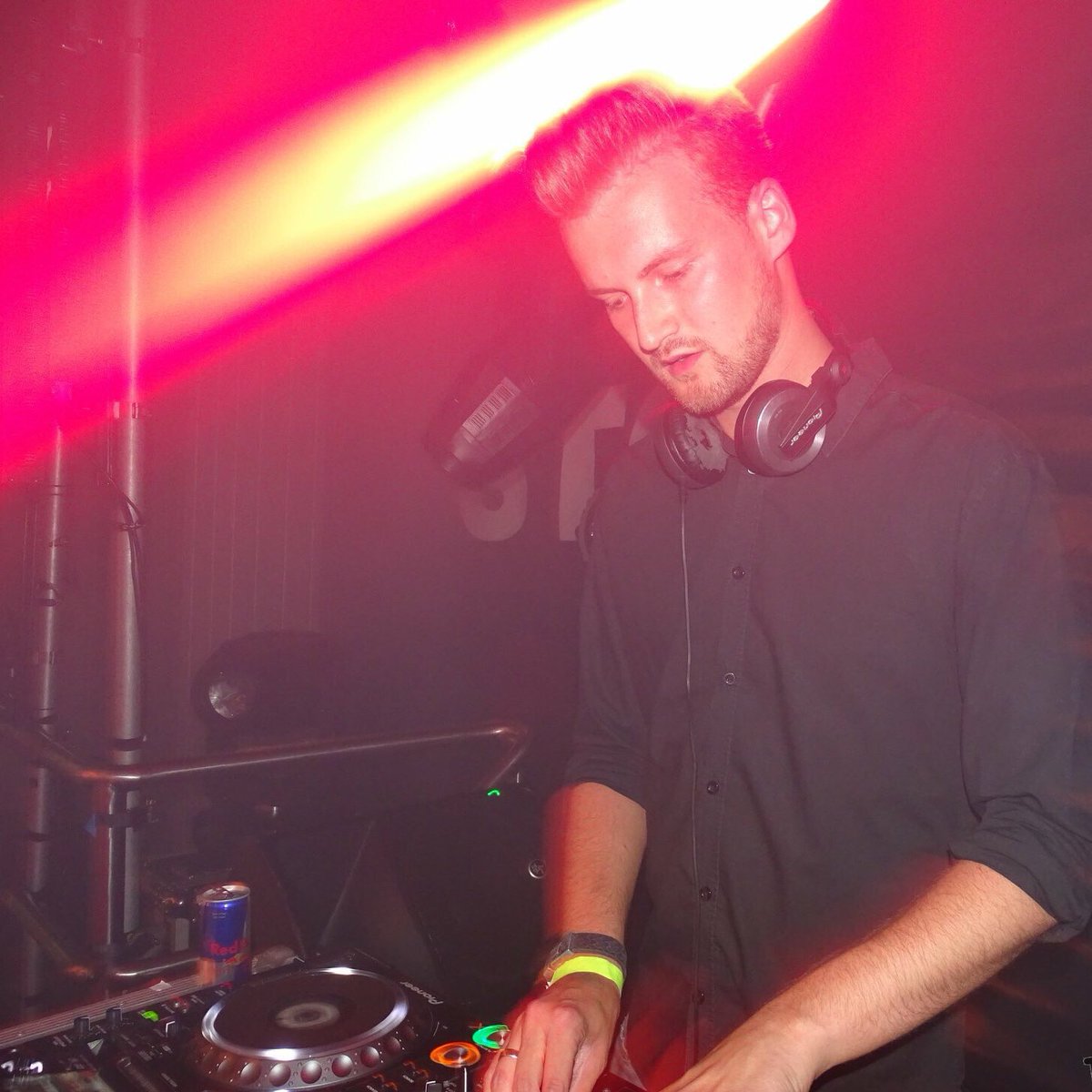 ymethdj's tweet photo. Als er een lichtstraal uit je hoofd komt, dan weet je het zeker: het weekend is begonnen! 🎧

#hardstyle #dj #edm https://t.co/s7J84GjxEI