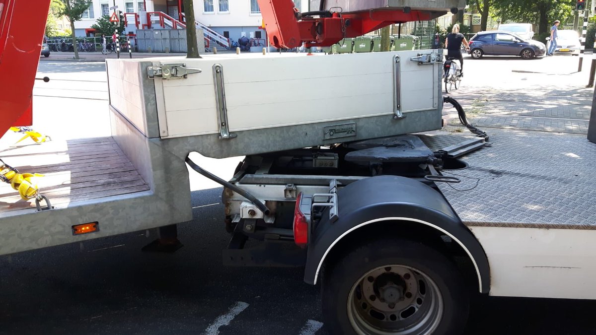 PDitmar's tweet image. #zichtenburglaan met de #meppelweg ging het vanmiddag maar net “goed”. Slinger van de steunpoten zat vast tegen de trekker. Oplegger getild en opnieuw aangekoppeld. @Vreugdenhil_  #eigenkrachtverder