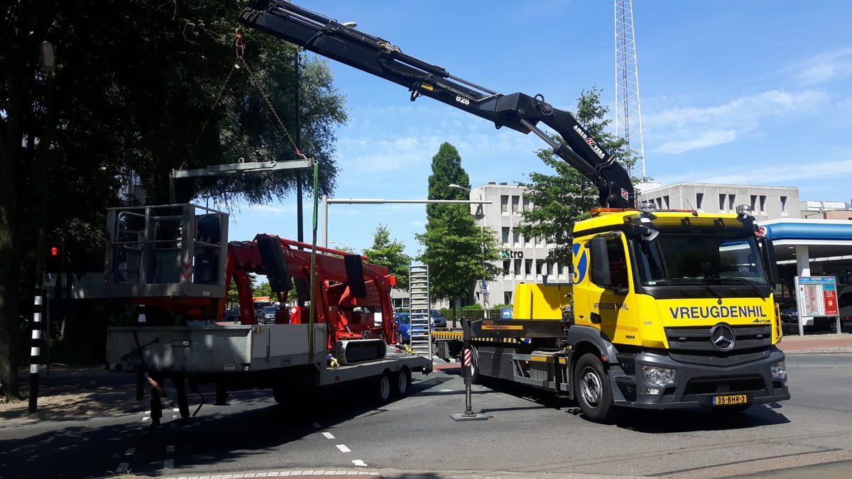 PDitmar's tweet image. #zichtenburglaan met de #meppelweg ging het vanmiddag maar net “goed”. Slinger van de steunpoten zat vast tegen de trekker. Oplegger getild en opnieuw aangekoppeld. @Vreugdenhil_  #eigenkrachtverder