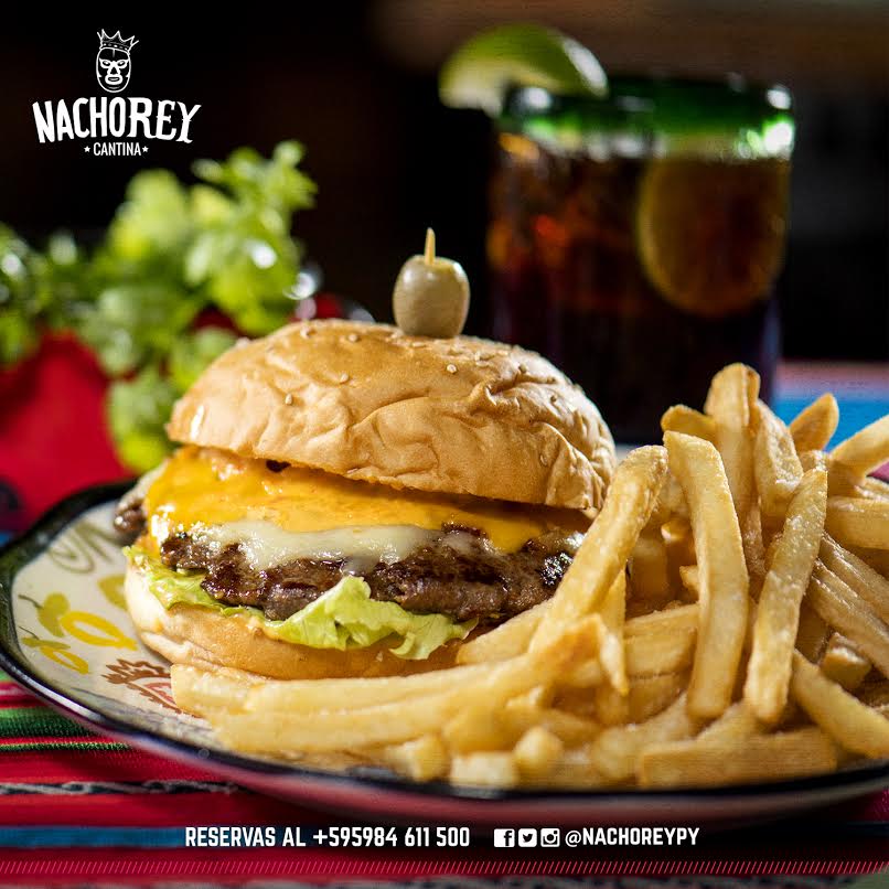 El antojo de la noche es nuestra deliciosa hamburguesa #ArribaDeLaFrontera 😍 #NachoRey