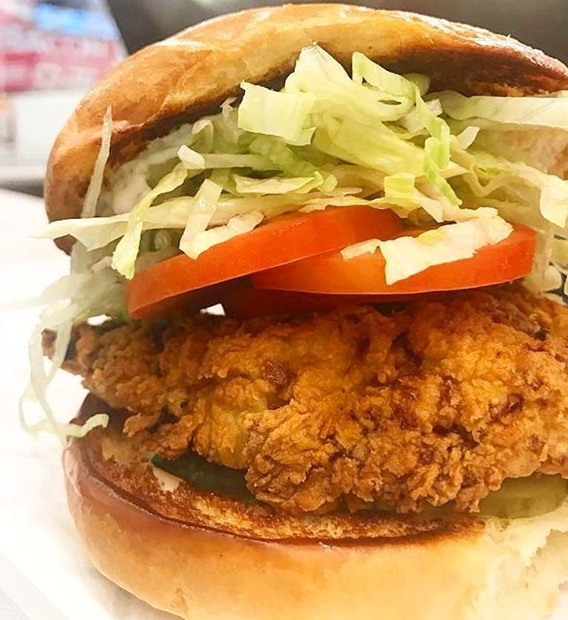 Burger_Royale's tweet photo. Buttermilk fried chicken.
That is all.
📷 @rochelleblain 🐔
#thecountess #countesscluck #buttermilkchicken #buttermilk #chickenburger #chicken #countess #cluck #friedchicken #friedday #friday #friyay #BurgerRoyale #Barrie #Oro #cottagecountry #burlscre… https://t.co/4t7VK1y34W https://t.co/Q4zZxN0o4t