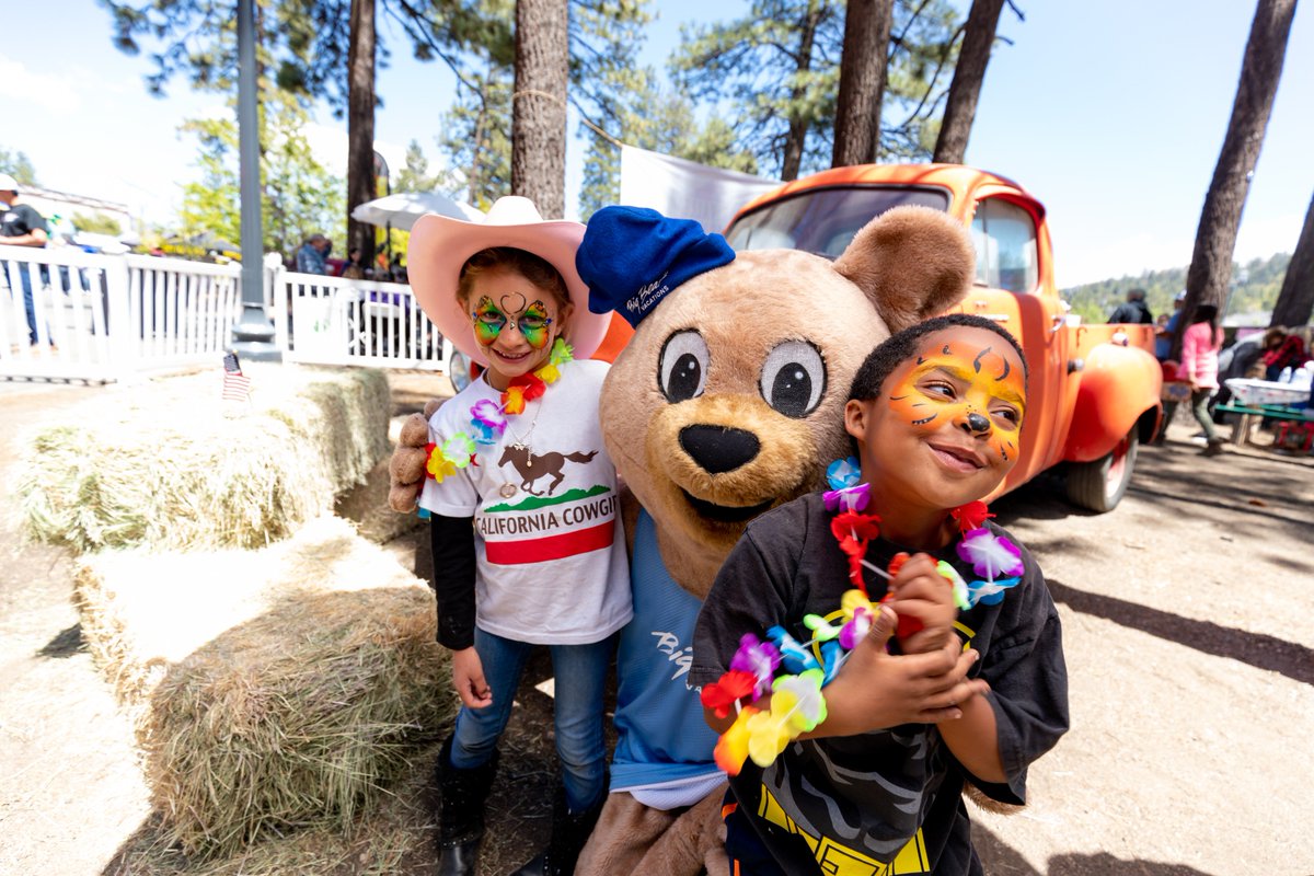bigbearcabins's tweet photo. It's Friday! We are looking forward to a great weekend at the Chili Cook-Off in the Big Bear Village.  Free Admission 11am - 7pm.  #MeetBerry #BigBearVacations #BearValleyFarms #BigBearLake #BigBear #ChiliCookOff https://t.co/8OC0h9Sr3A