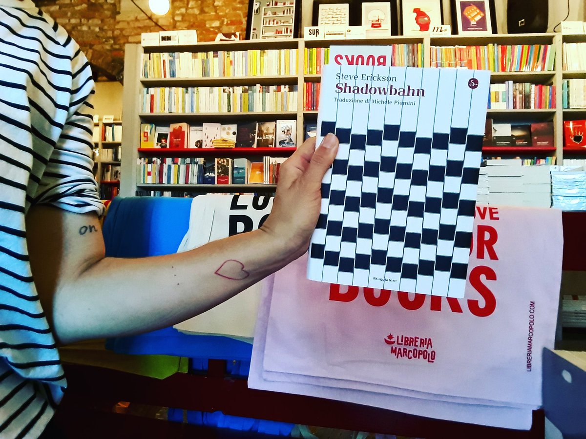 booksmarcopolo's tweet photo. Il nostro consiglio per #libraioinvaligia è #shadowbahn di Steve Erickson da @ilSaggiatoreEd. Tutti i #consiglidilettura della giornata, diretta da @LaScatolaLilla, li troviamo qui https://t.co/rn4NbkfvG2 https://t.co/EvRjVQvFvm