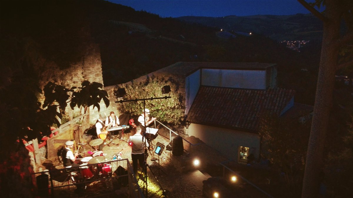 teatroforchette's tweet photo. Swingolfato live alla Rocca di Predappio Alta. #swing #Predappio #predappioalta #roccapredappio #RoccheTDF https://t.co/OWQ59lEnk0