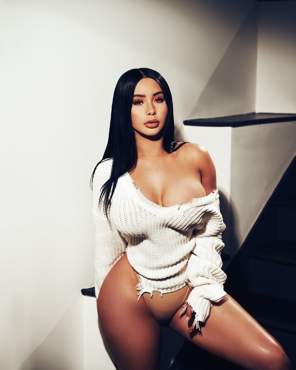 RevistaSybarite's tweet photo. Happy friday. #fit #fitnessmotivations #fitnessmodels #pretygirl #models #magazines #photoshoot #latinas #colombia #friday #party https://t.co/vjEaHRVR6n