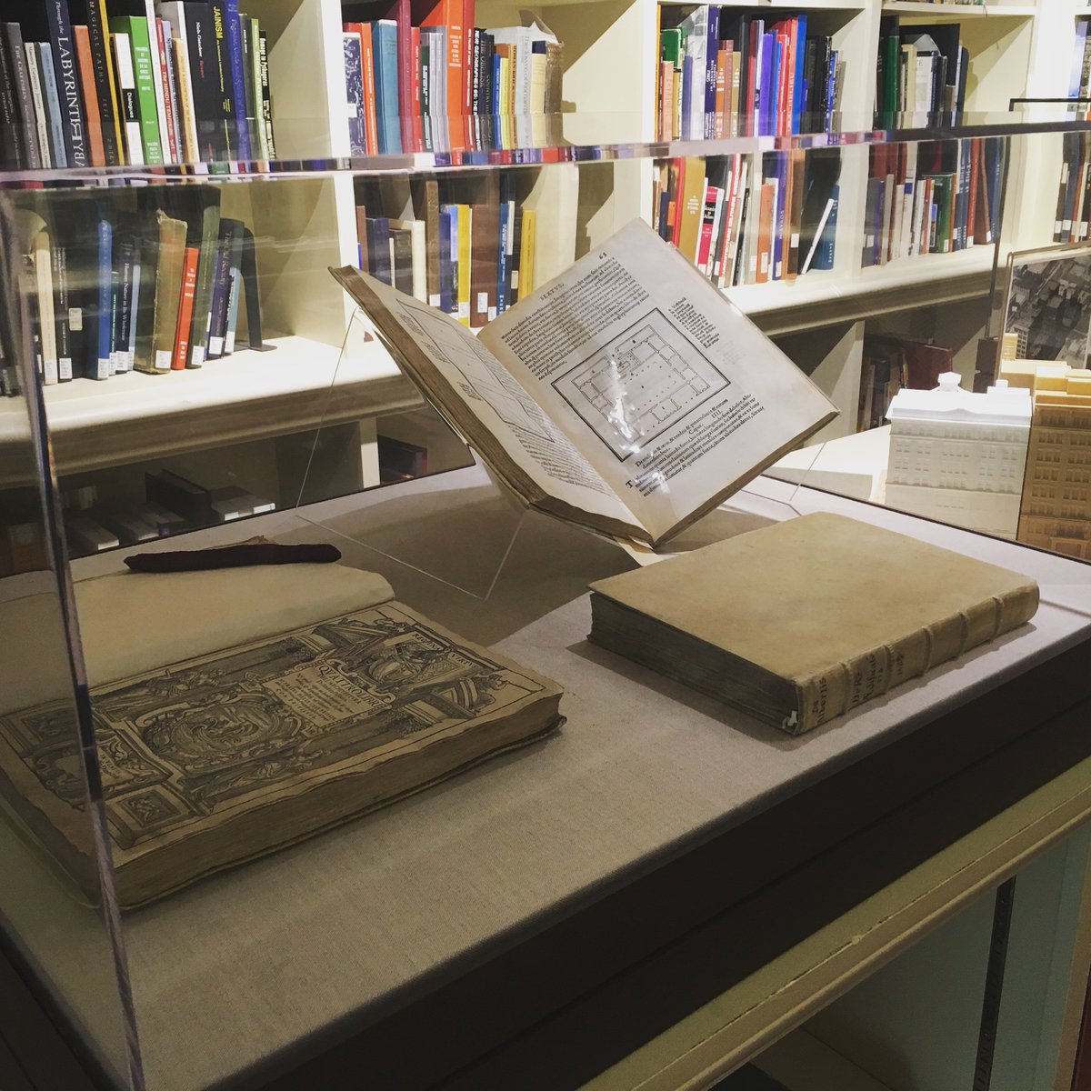 ArchLibND's tweet image. Some of our favorite books are on display! Stop in to see the 1485 Alberti, the 1511 Vitruvius, and the 1570 Palladio! #rarebookfriday #palladio #vitruvius #alberti #architecture #archlibND