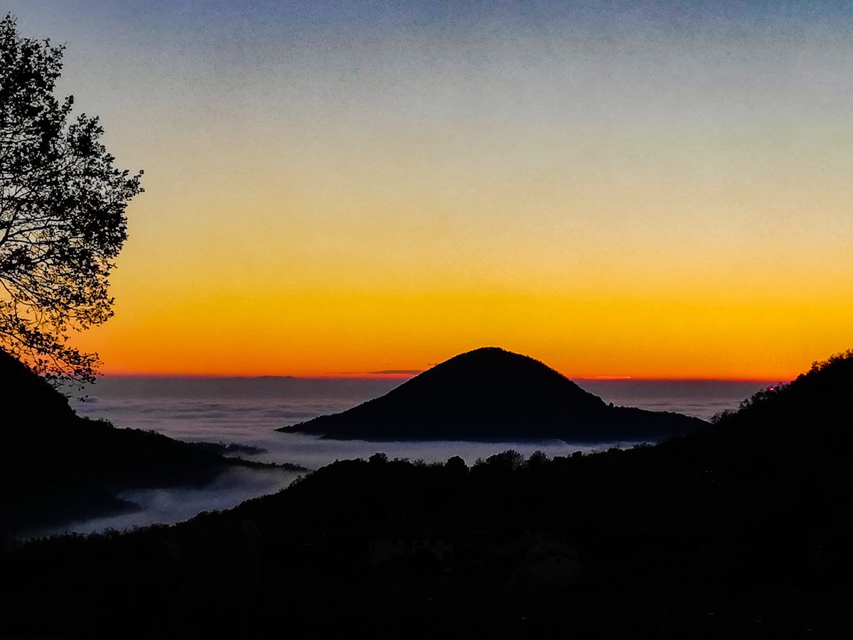 I'm lucky to live in a place surrounded by nature, and that's how you stop to watch a show of nature...
#landscapephotography #photography #nature #naturephotography #photo #Twitter #Amazing #Magic #natura