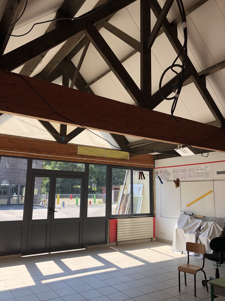 FORTINLhour's tweet photo. A @LaRochemaurice on profite des vacances scolaires pour réaliser un gros programme d’investissement dans l’école . Objectifs : économies d’énergies et Ecole numérique #TEPCV #isolation #huisseries #Led https://t.co/IQ2K3dTJi8
