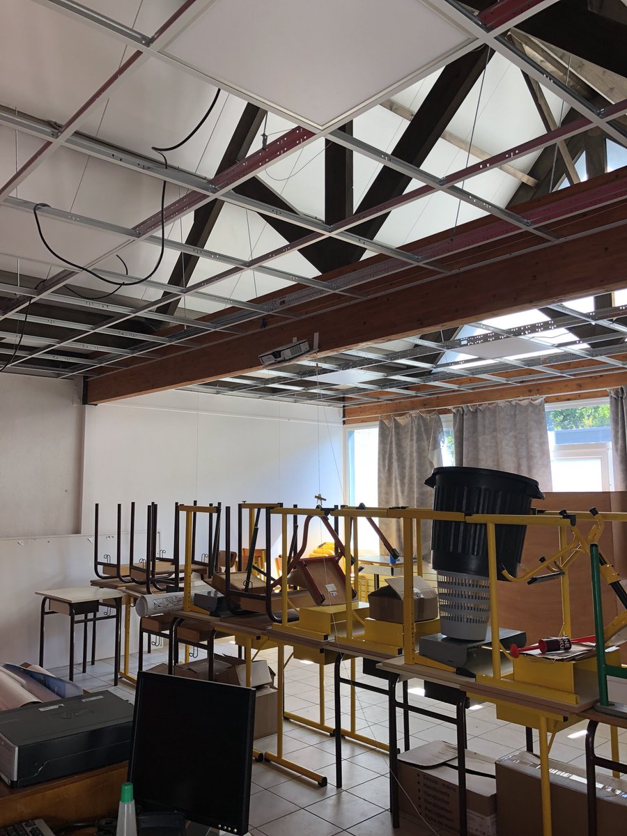 FORTINLhour's tweet photo. A @LaRochemaurice on profite des vacances scolaires pour réaliser un gros programme d’investissement dans l’école . Objectifs : économies d’énergies et Ecole numérique #TEPCV #isolation #huisseries #Led https://t.co/IQ2K3dTJi8