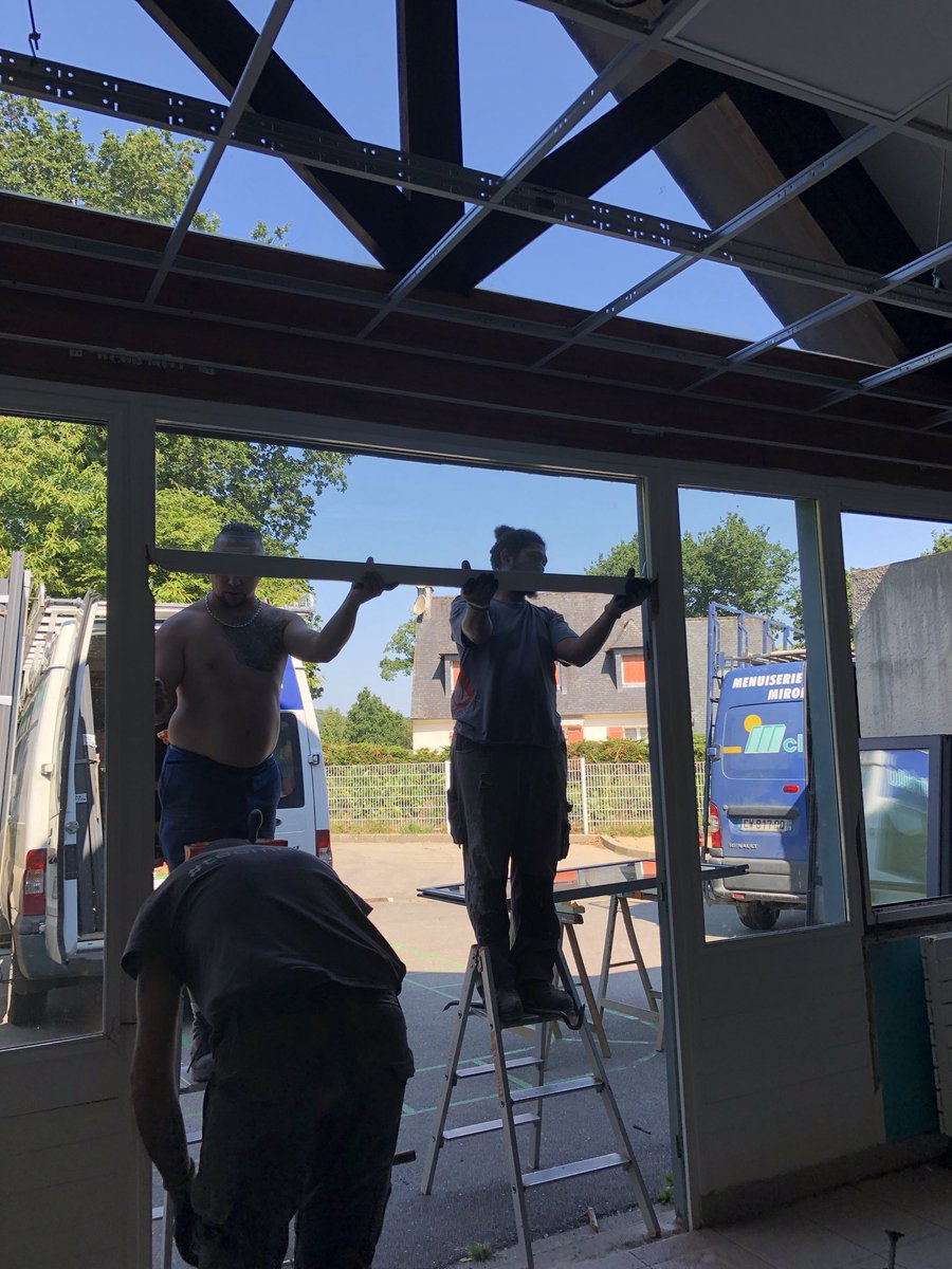 FORTINLhour's tweet photo. A @LaRochemaurice on profite des vacances scolaires pour réaliser un gros programme d’investissement dans l’école . Objectifs : économies d’énergies et Ecole numérique #TEPCV #isolation #huisseries #Led https://t.co/IQ2K3dTJi8