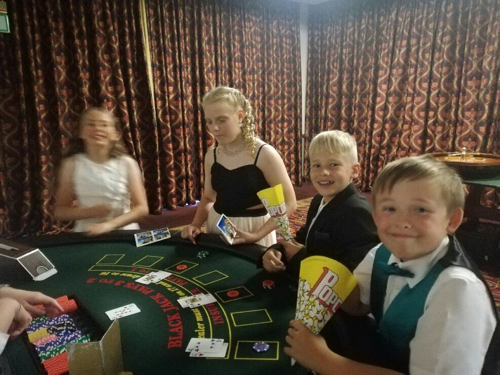 lilachead's tweet photo. Off to the Prom with my friends.#sogrown up https://t.co/WeMAS2oCpI