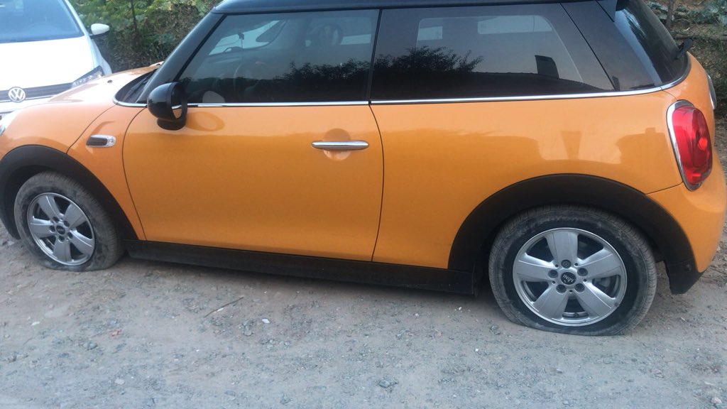 Sayın <a href="/HakanCanYILMAZ/">Hakan Can Yılmaz,Dr</a> kapan olan yere kapan var tabelası konulur, sağa dönülmez tabelası değil. Yol vermek için arabayı sağa sürdüm ve sonuç olarak 4 lastiğimi adanızda bıraktım Ezine’ye dönüyorum. Çok güzel bir anı oldu.