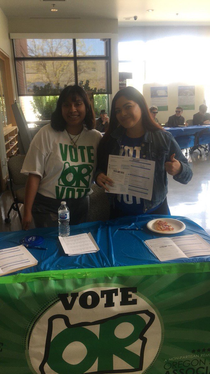 OregonStudents's tweet photo. Students around the state are helping their peers update their voter registration because when students vote, students win! #oregonstudents #VoteORVote https://t.co/udZ40a6t8K