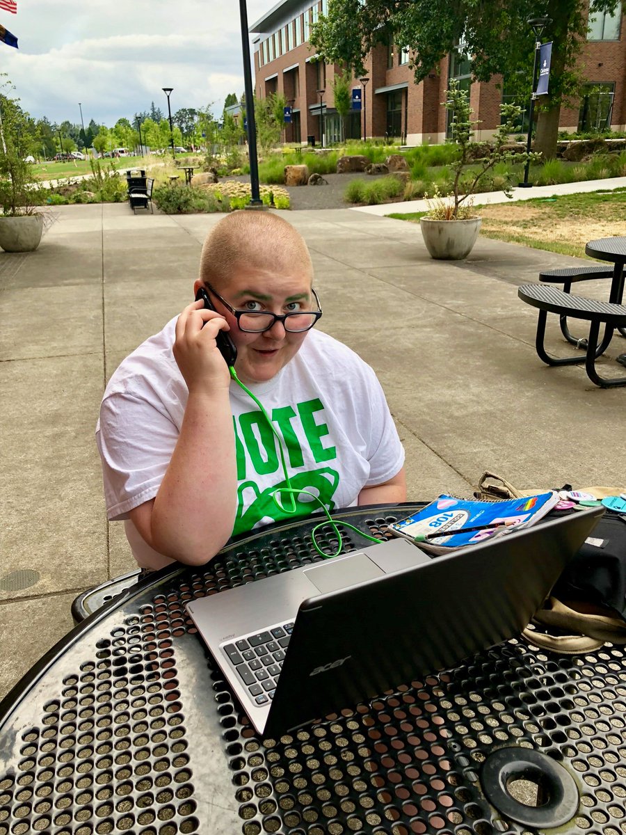 OregonStudents's tweet photo. Students around the state are helping their peers update their voter registration because when students vote, students win! #oregonstudents #VoteORVote https://t.co/udZ40a6t8K