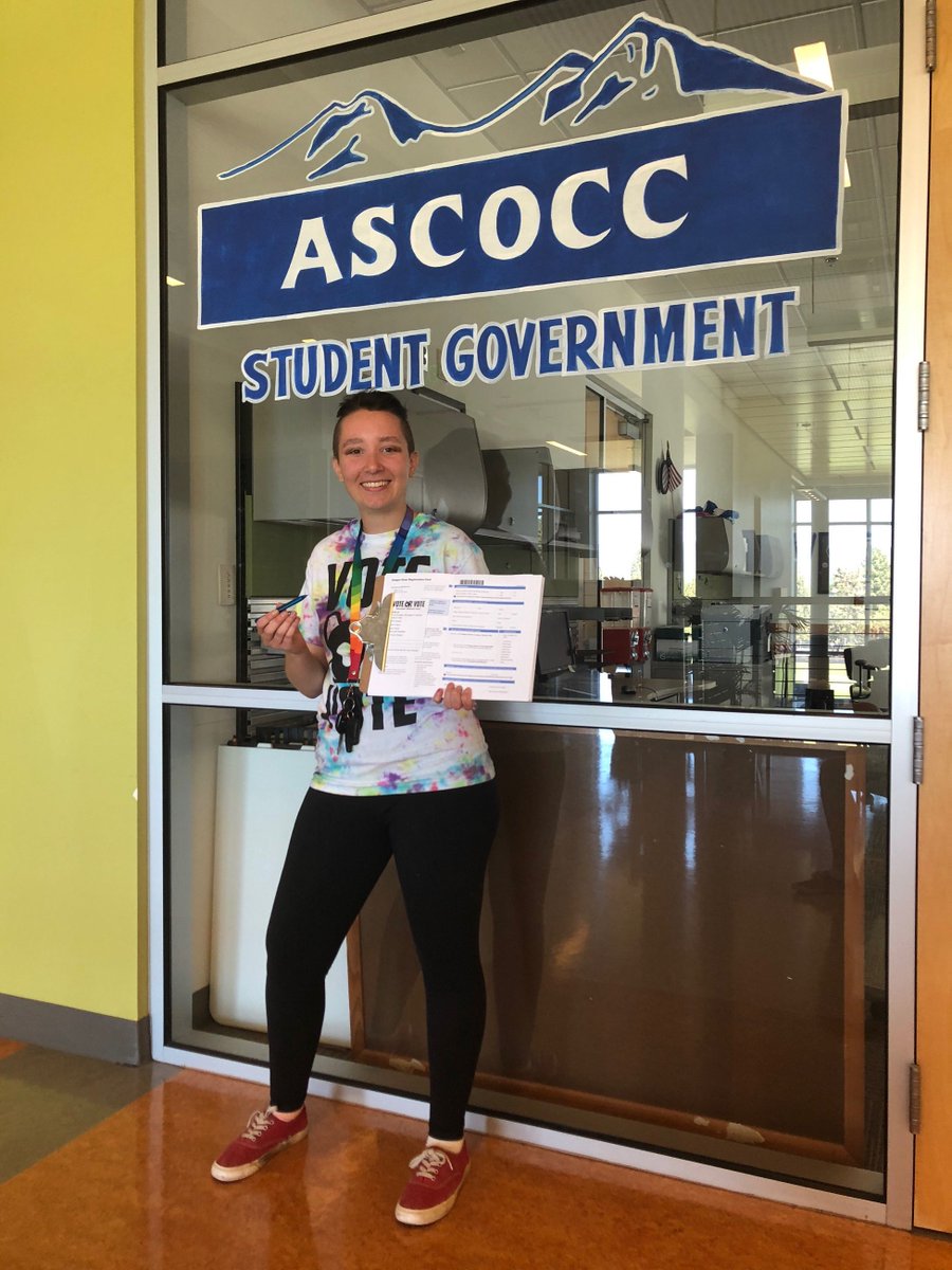 OregonStudents's tweet photo. Students around the state are helping their peers update their voter registration because when students vote, students win! #oregonstudents #VoteORVote https://t.co/udZ40a6t8K