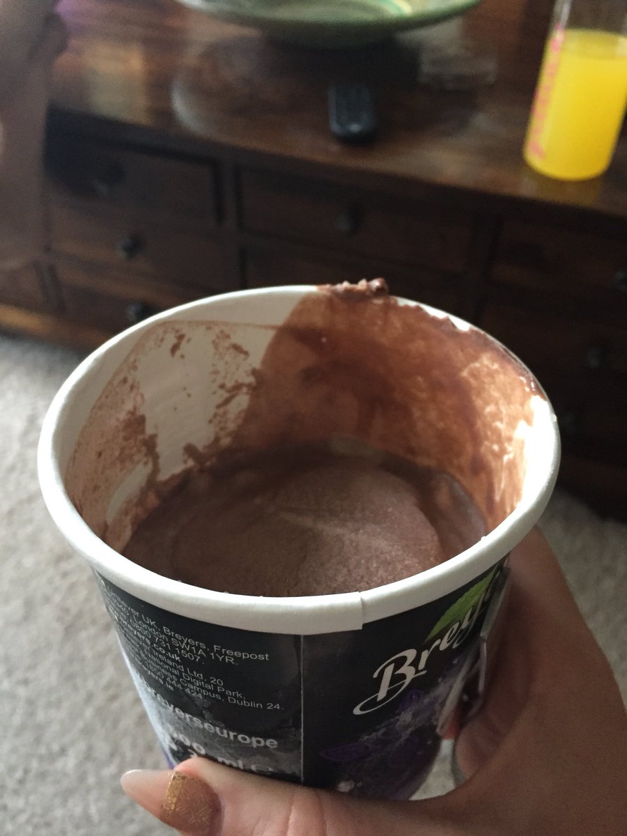 GillianK87's tweet photo. @breyerseurope I just opened this tub - is this seriously how it should be? It looks like someone’s eaten half of it! https://t.co/txz6k4EjPM