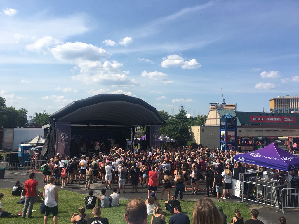 1851_Ent's tweet photo. @GrayscalePA, Live in Philadelphia, 2015 v. 2018 

I think a couple more people showed up this time around. Proud of you boys ❤️ https://t.co/yCZllYKDqq