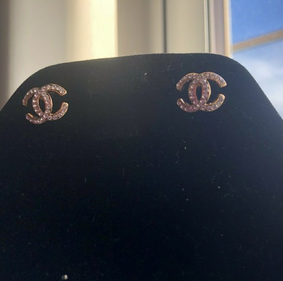 LuciLeach4's tweet photo. So good I had to share! Check out all the items I'm loving on @Poshmarkapp from @Stephan88800512 #poshmark #fashion #style #shopmycloset #chanel: https://t.co/cbBEGxdm5B https://t.co/5Tj3cr7P5u
