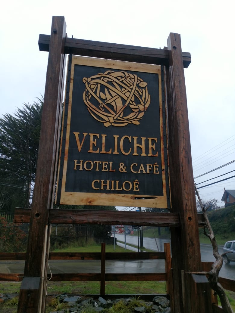 HVeliche's tweet photo. #FelizFinde como están???, ya tenenos nuestro letrero, nos demoramos un poquito 😁😁😁, pero valió la pena, estamos muy contentos #castro #chiloe @saracurumilla @tarsobkn @subturismo @TurismoEnChile @jaimeIbakatxe @CaroCarcamoh https://t.co/xFx20SmykL