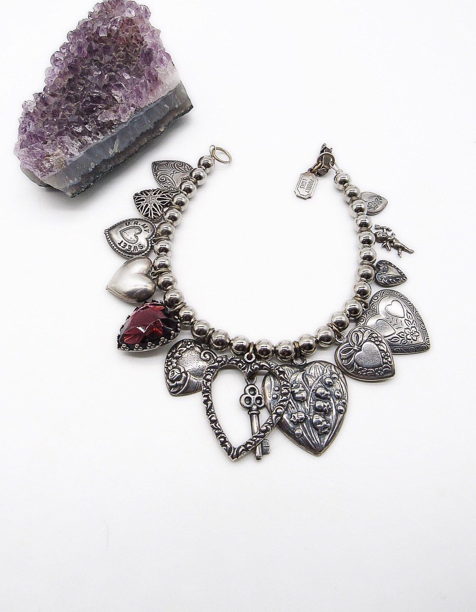 Carolan48753054's tweet photo. Excited to share this item from my #etsy shop: Vintage Pididdly Links NY 1980s Victorian revival silver plated hearts signed charm bracelet #pididdlylinksny #pididdlylinks #victorianbracelet #handmadeinusa https://t.co/S4u1Ep8Kci https://t.co/KJJvgVAroT