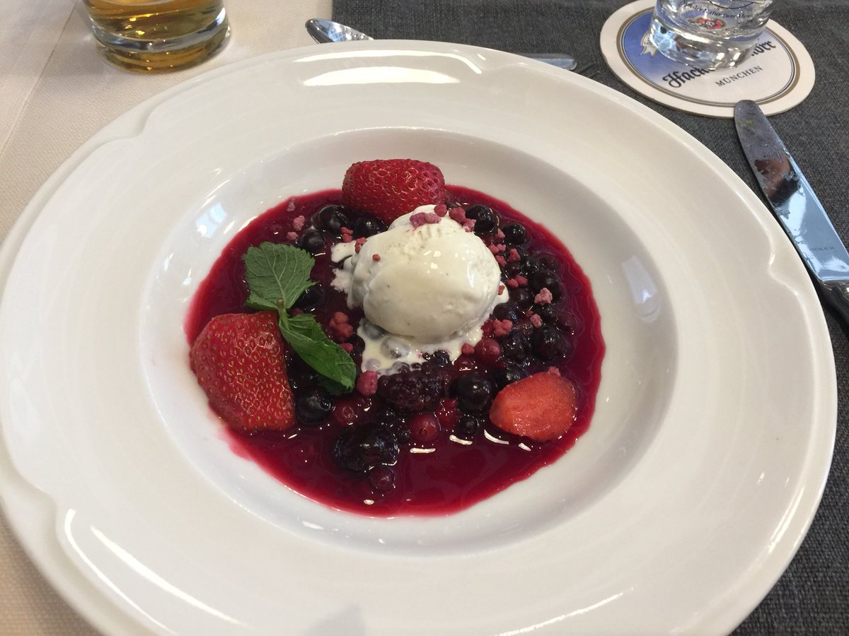 suerene1's tweet photo. 今日は、一応仕事の一環で、市庁舎横のDonislでランチ。レストランの2階から階下をとった写真に映っている人達だけ見ると、どこにいるのかわからなくなるけど。 #donisl https://t.co/zKzssN4TQG