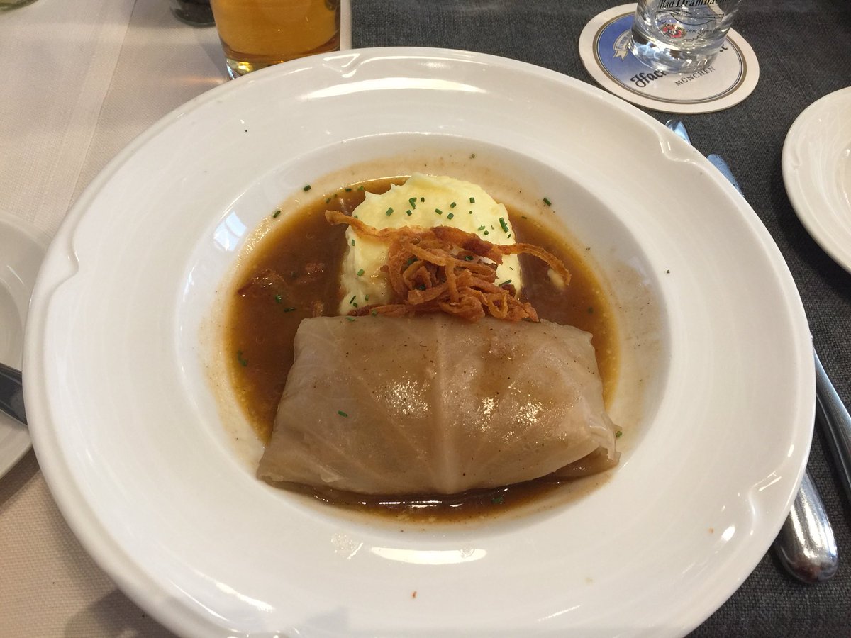 suerene1's tweet photo. 今日は、一応仕事の一環で、市庁舎横のDonislでランチ。レストランの2階から階下をとった写真に映っている人達だけ見ると、どこにいるのかわからなくなるけど。 #donisl https://t.co/zKzssN4TQG