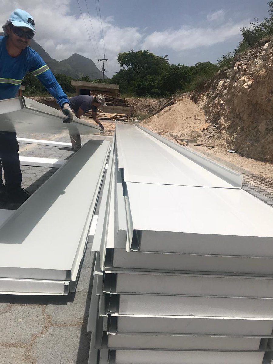 Con la presencia del Subdirector Ejecutivo del Fondo de Desarrollo Social, David Escobar, se hace entrega de láminas termoacústicas para llevar a cabo construcción del Centro de Salud de Jocotan en el departamento de Chiquimula @midesgt