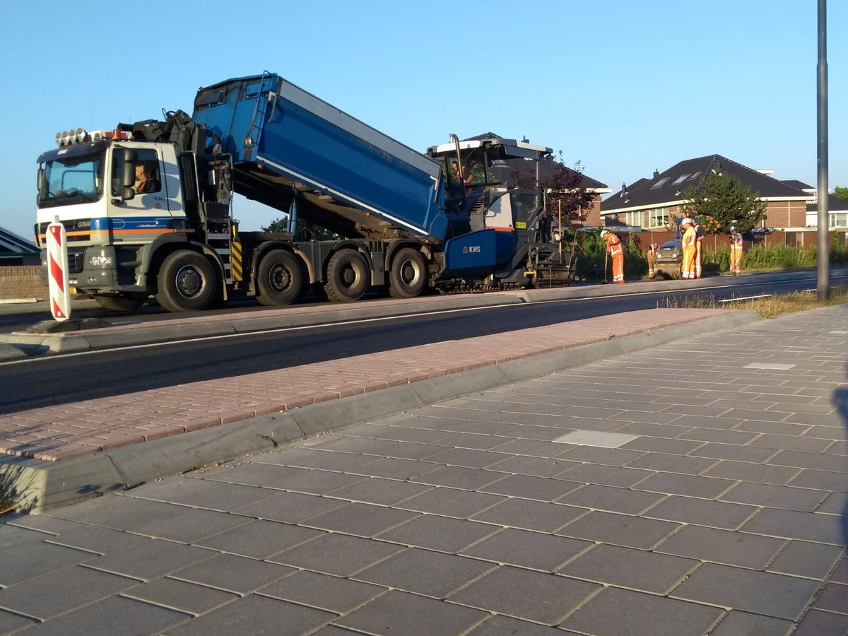 Waalpartners's tweet photo. Werk in uitvoering! Ook vanavond &amp; vannacht begeleidt onze directievoerder @EdHendriks het groot asfaltonderhoud #N467 @zuid_holland #wijzijnWaalpartners #zonsondergang #Naaldwijk #Westland #asfalt https://t.co/sY7Gf005HF