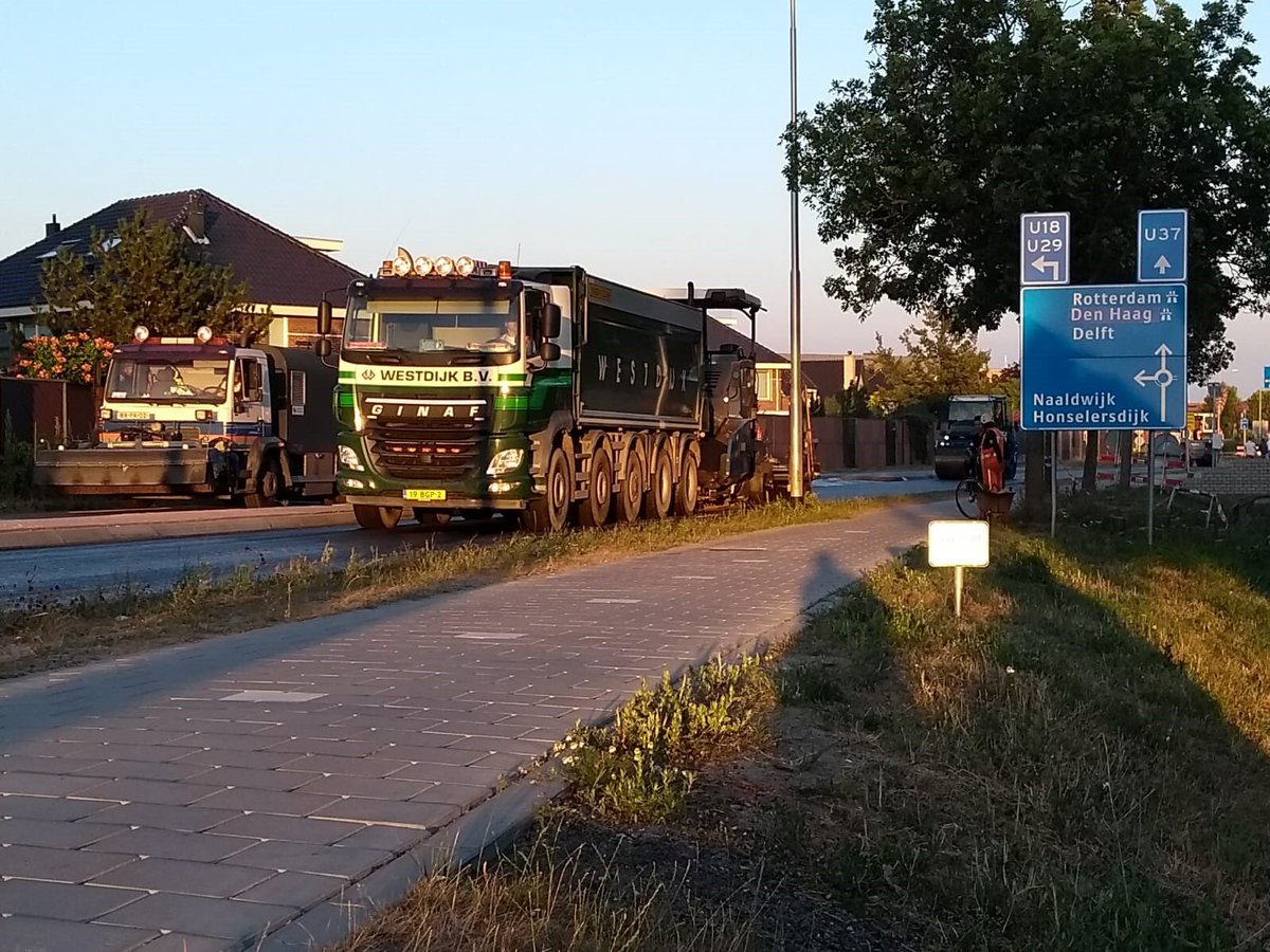 Waalpartners's tweet photo. Werk in uitvoering! Ook vanavond &amp; vannacht begeleidt onze directievoerder @EdHendriks het groot asfaltonderhoud #N467 @zuid_holland #wijzijnWaalpartners #zonsondergang #Naaldwijk #Westland #asfalt https://t.co/sY7Gf005HF