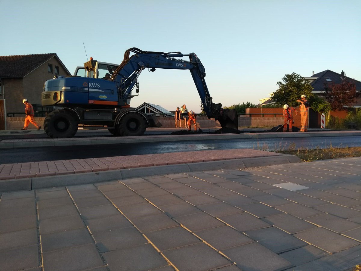 Waalpartners's tweet photo. Werk in uitvoering! Ook vanavond &amp; vannacht begeleidt onze directievoerder @EdHendriks het groot asfaltonderhoud #N467 @zuid_holland #wijzijnWaalpartners #zonsondergang #Naaldwijk #Westland #asfalt https://t.co/sY7Gf005HF