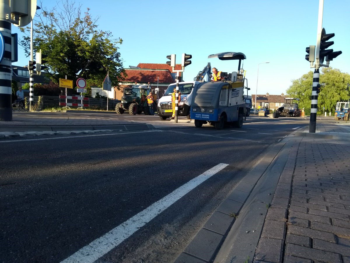 Waalpartners's tweet photo. Werk in uitvoering! Ook vanavond &amp; vannacht begeleidt onze directievoerder @EdHendriks het groot asfaltonderhoud #N467 @zuid_holland #wijzijnWaalpartners #zonsondergang #Naaldwijk #Westland #asfalt https://t.co/sY7Gf005HF
